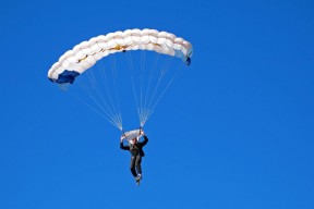 开云体育入口-F1年度争冠之夜，凯恩点燃赛场