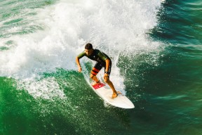 开云官网-贝恩的沉默与喧嚣，当高能输出成为一场安静的复仇