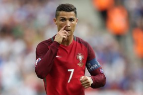 开云体育APP下载-巴黎强压马赛，三笘薰成为关键先生，亚洲风暴如何撕裂欧洲足球的傲慢高墙