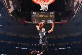 开云体育登录-马刺冲垮湖人，戈贝尔在世界排名争夺战接管比赛，当铁血防守成为全球通用语言