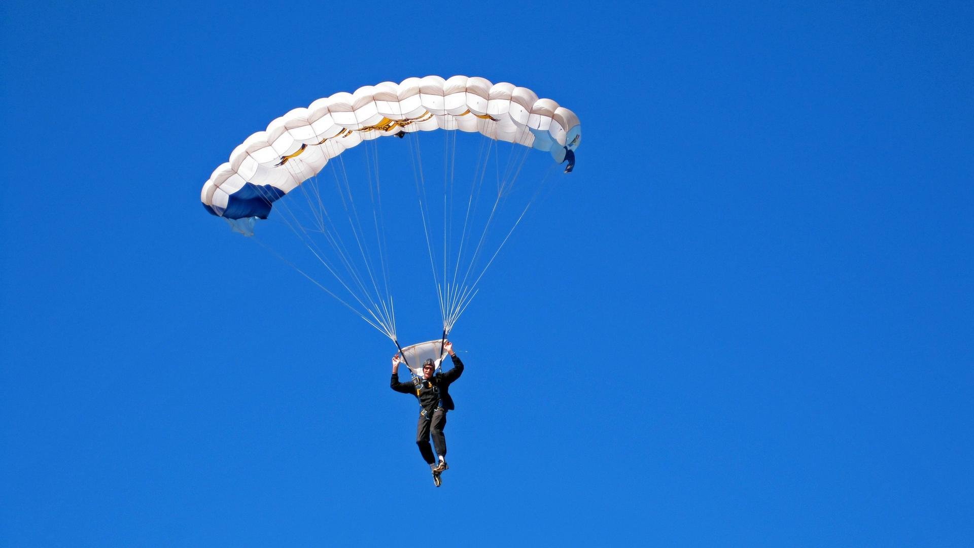 当引擎轰鸣撕碎夜幕，恩佐用进攻为F1写下新定义