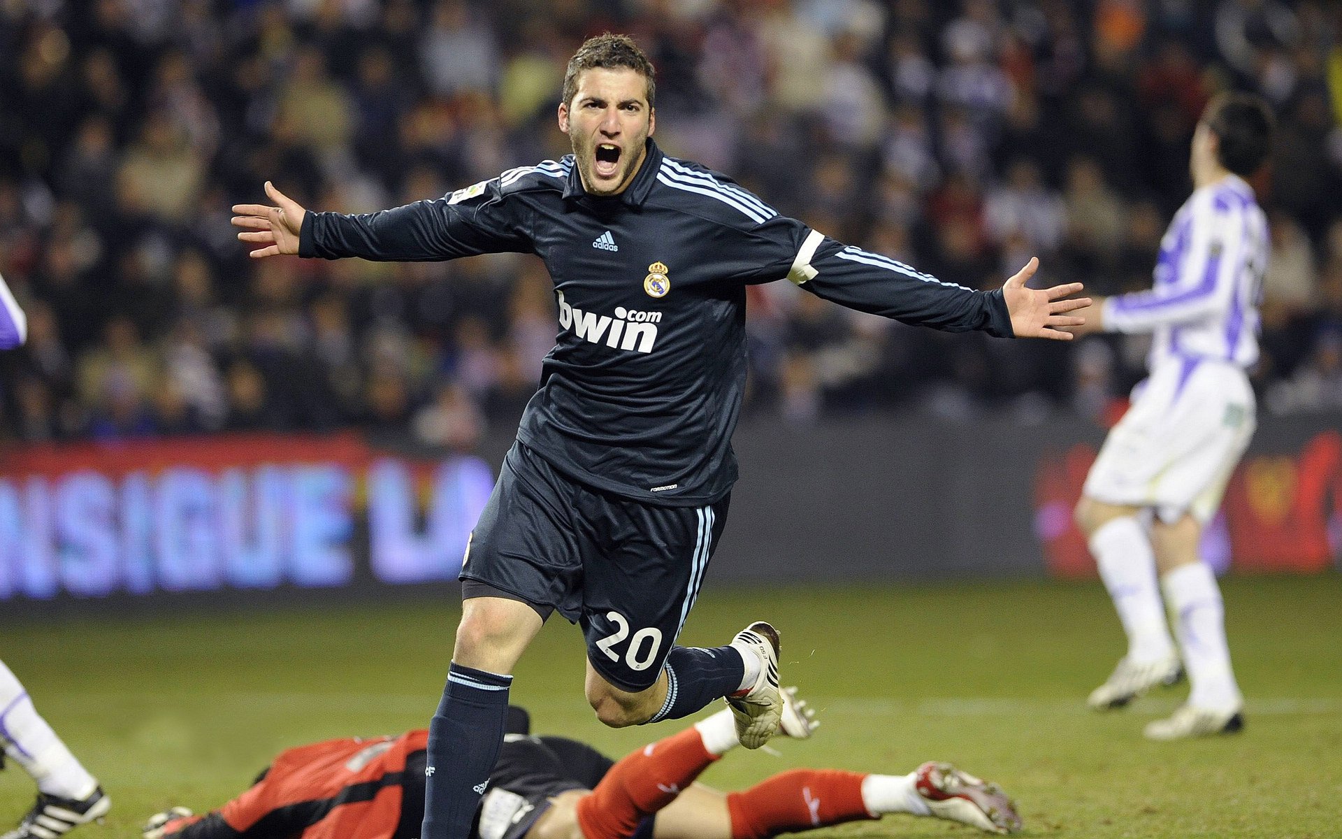 阿尔及利亚对阵拜仁，凯恩存在感拉满，一场跨越时空的足球对话