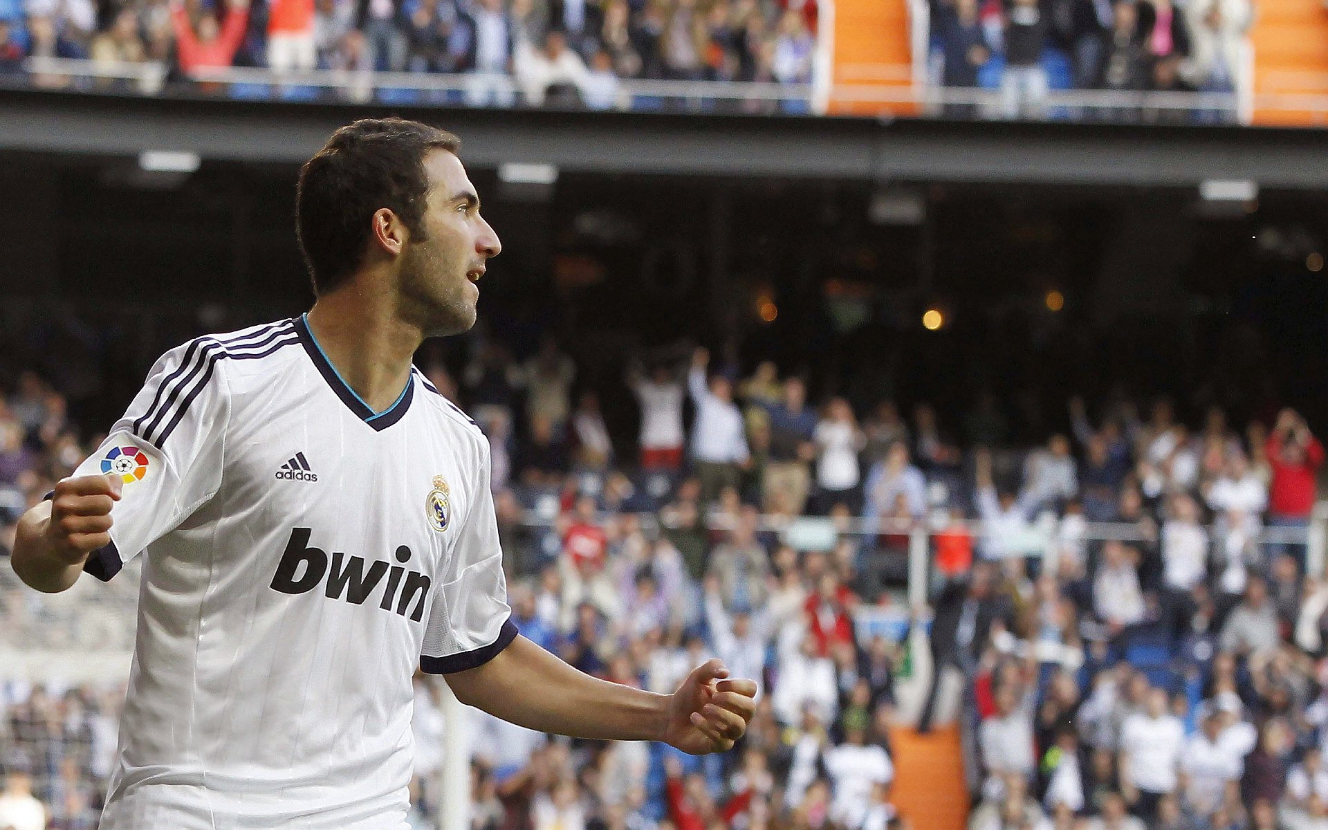 萨内一骑绝尘，足球如何缝合世界的裂痕？